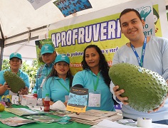 Campesinos que despiertan temprano a preparar las mejores frutas para el disfrute en las grandes ciudades inspiran las acciones desempeñadas por la Universidad de Ibagué, como la articulación evidenciada en Expofrutas.